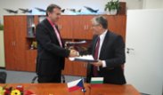 Contract_signing_2
